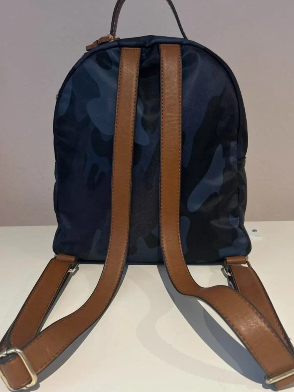 TOMMY HILFIGER Julia Backpack, Navy blue camo backpack with gold hardware